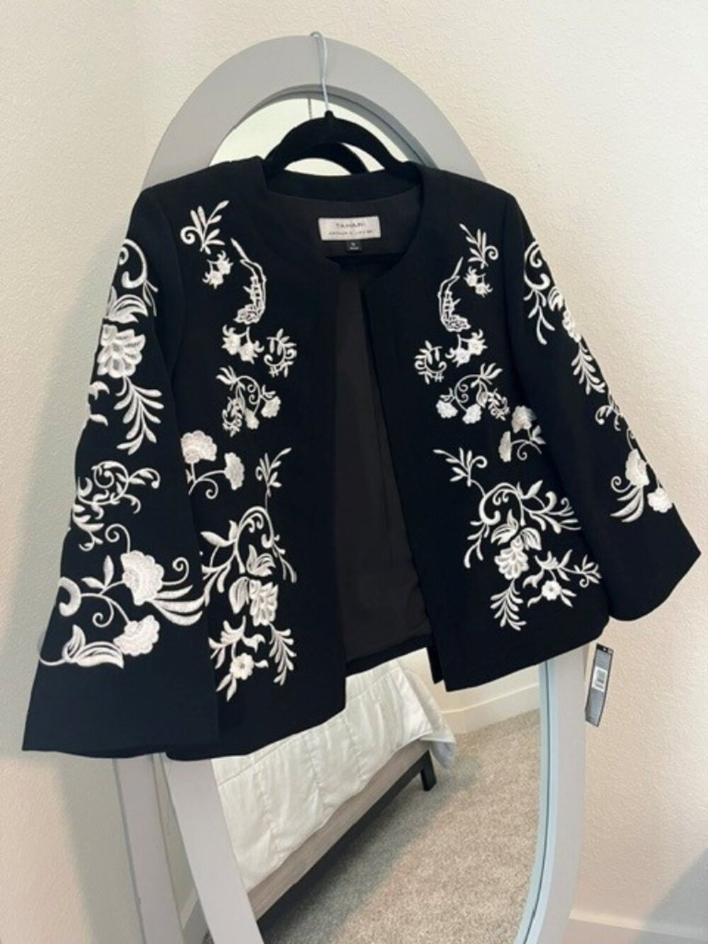 Tahari Arthur S Levine Blazer Jacket NEW Black with White Floral Embroideries